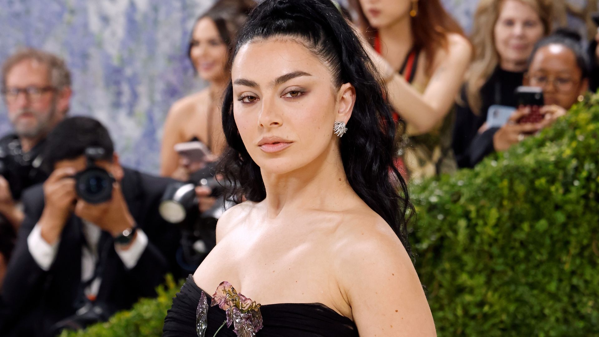Charli XCX revela capa, título e data de novo álbum 